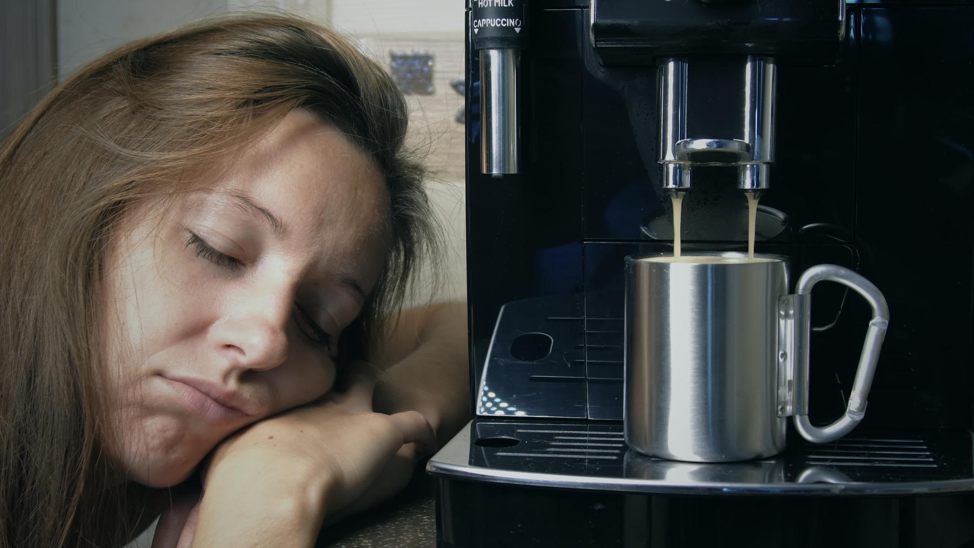 早上的咖啡和熟睡的女孩视频的预览图