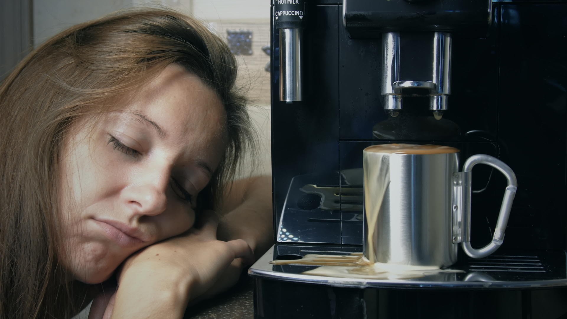 女孩和咖啡睡觉视频的预览图