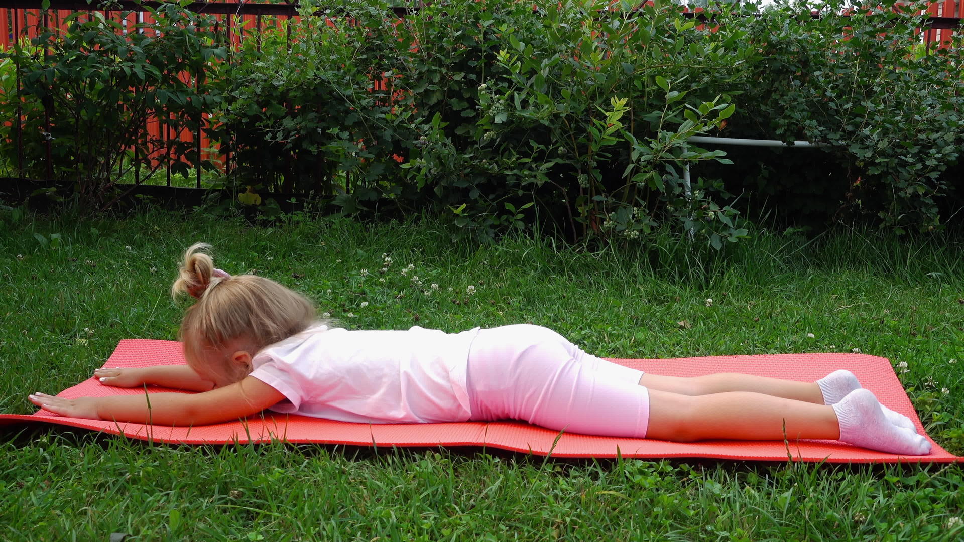 在花园垫上运动视频的预览图