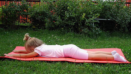 在花园垫上运动视频的预览图