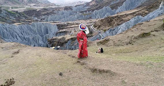 甘孜藏族自治州墨石藏族女子航拍4K视频的预览图