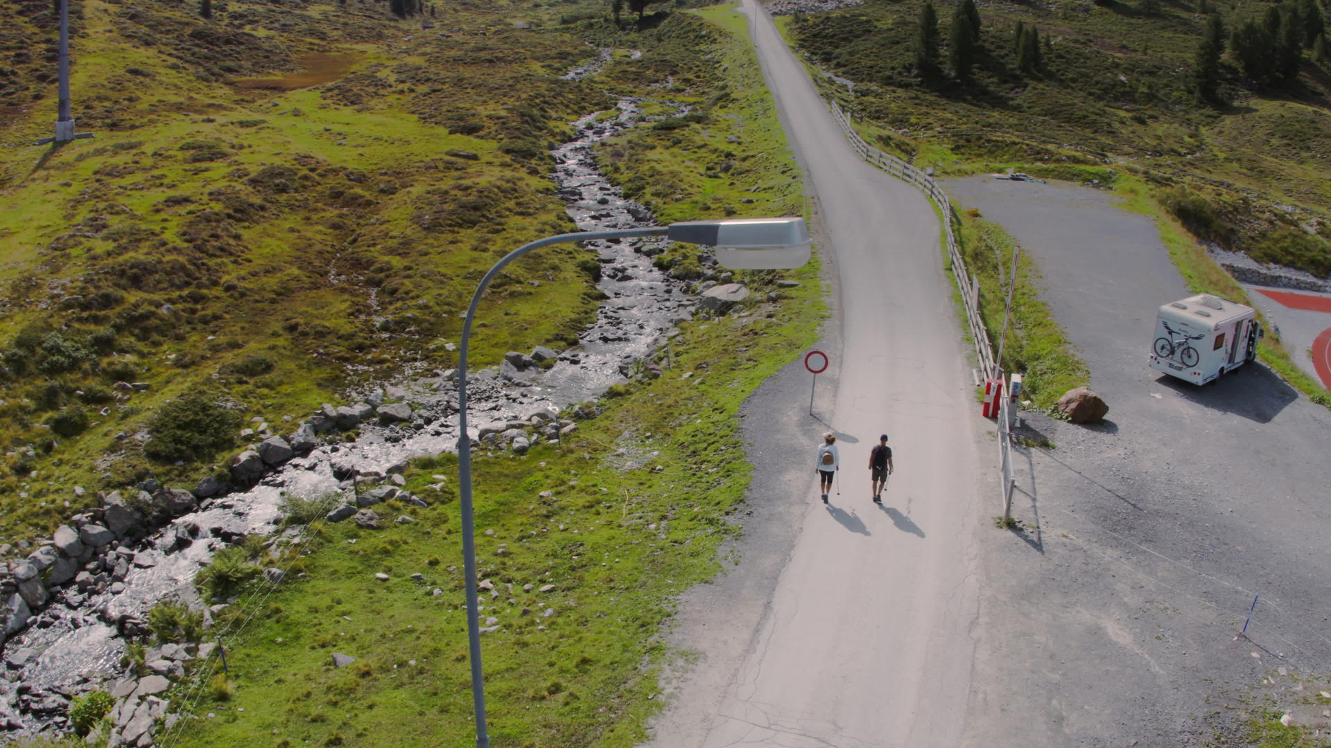 阿尔卑斯山徒步旅行视频的预览图