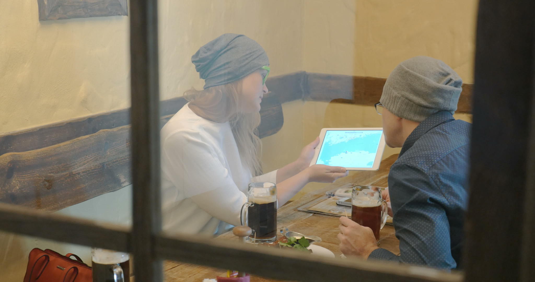 喝啤酒在咖啡馆用垫子视频的预览图