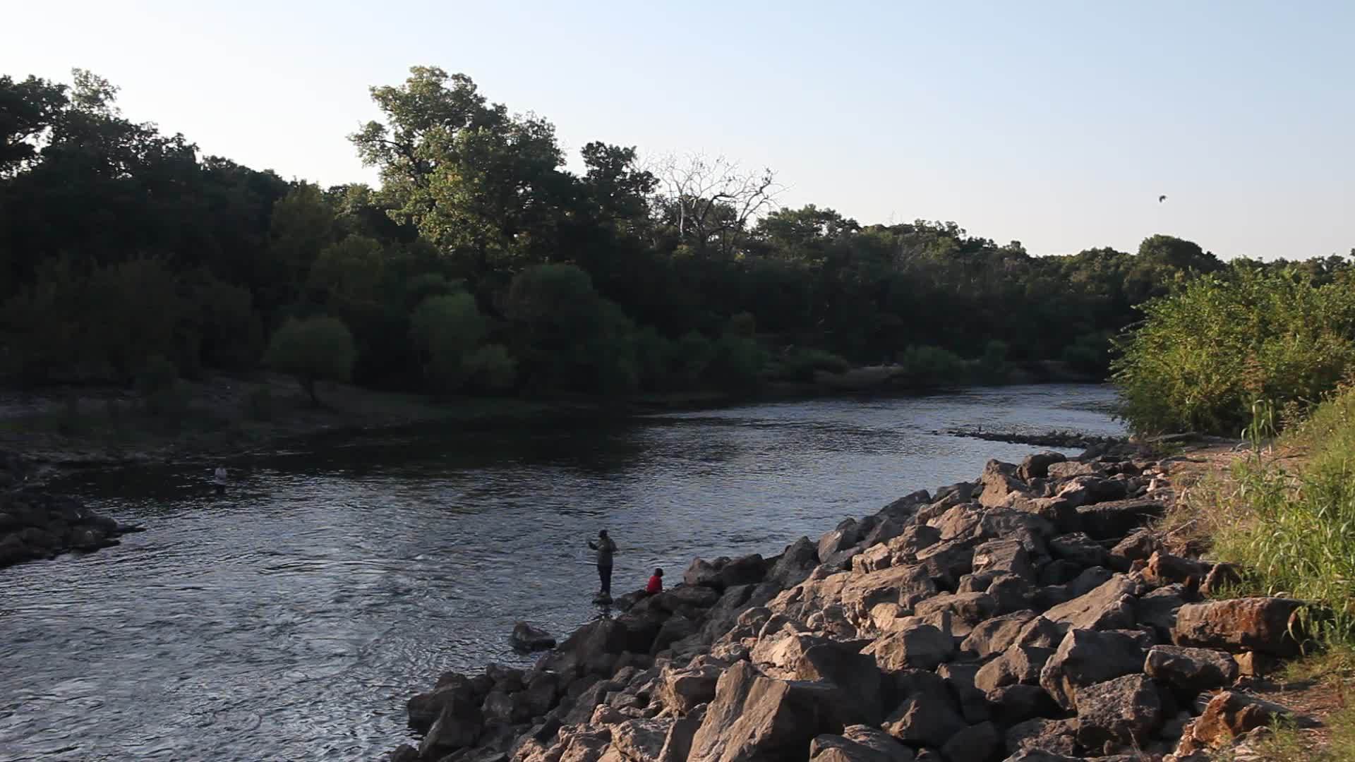 在河上钓鱼的人视频的预览图