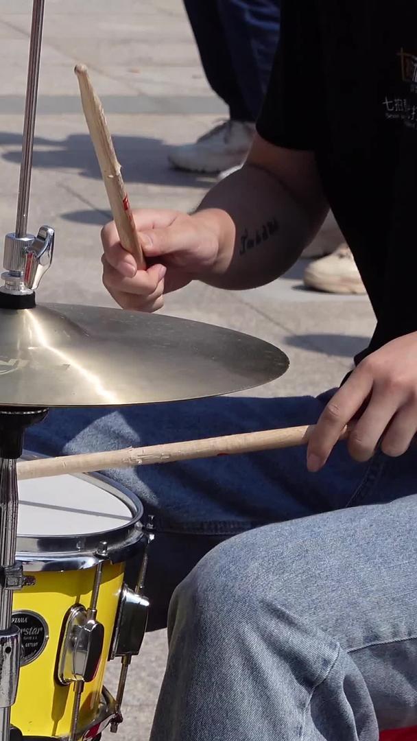 演奏音乐打鼓的青少年素材视频的预览图