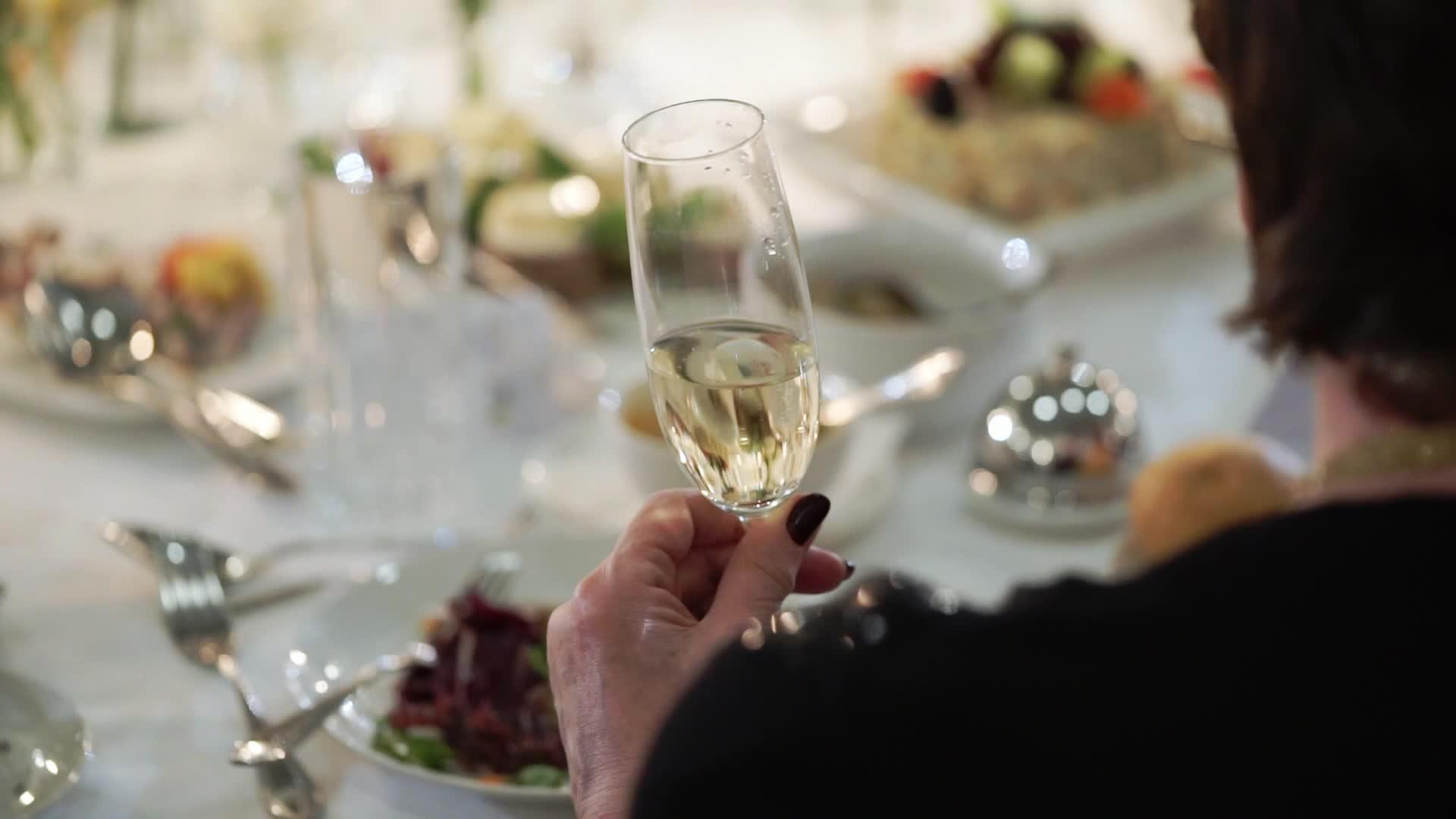 在活动现场的盛宴上客人手里拿着香槟杯视频的预览图