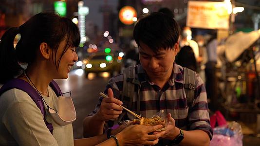 快乐的夫妇在泰国吃街头食物视频的预览图