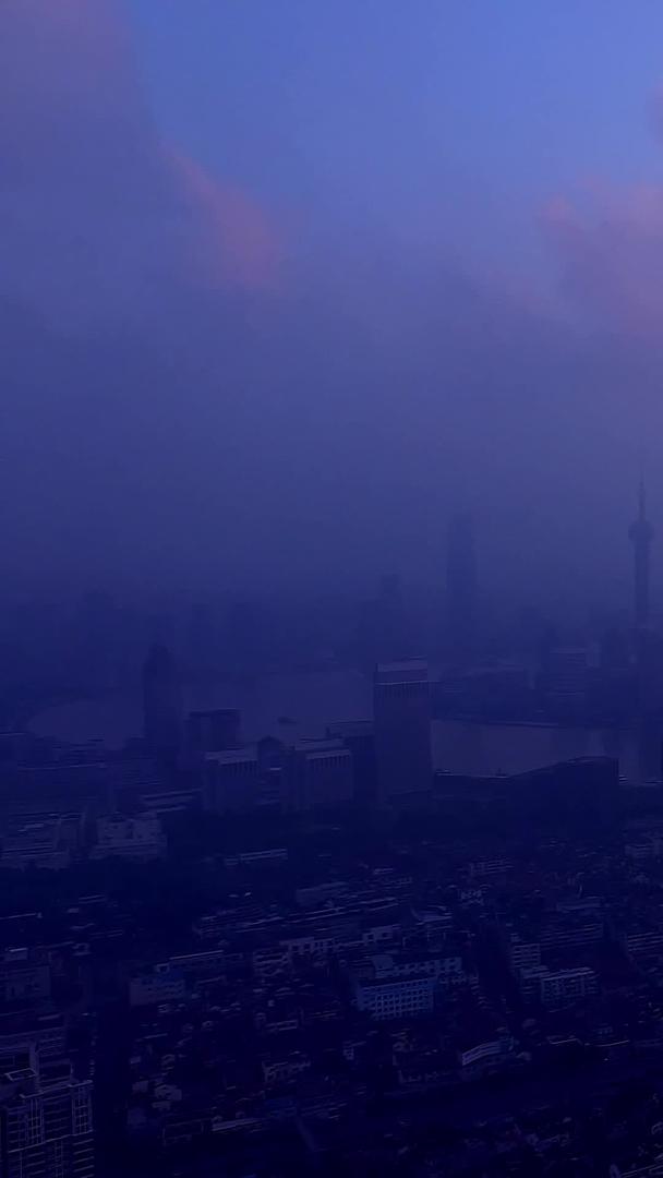 早晨迷雾远眺陆家嘴CBD视频的预览图