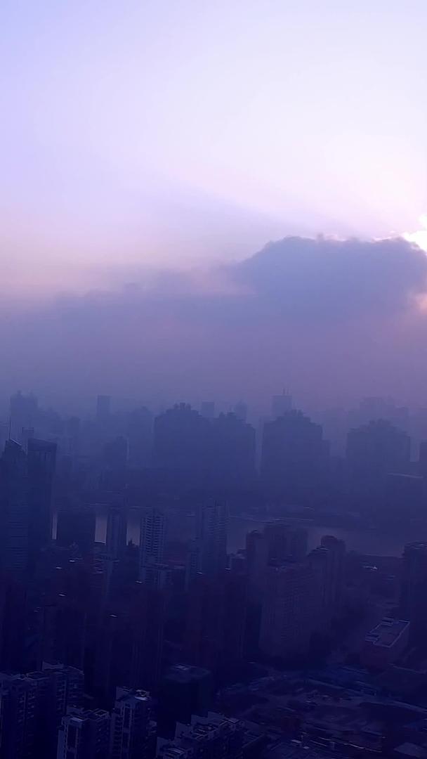 早晨迷雾远眺陆家嘴CBD视频的预览图