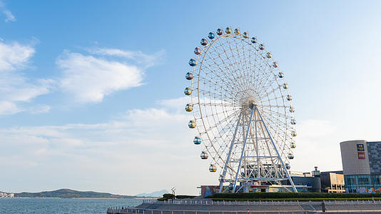 青岛城市风光海边摩天轮视频的预览图