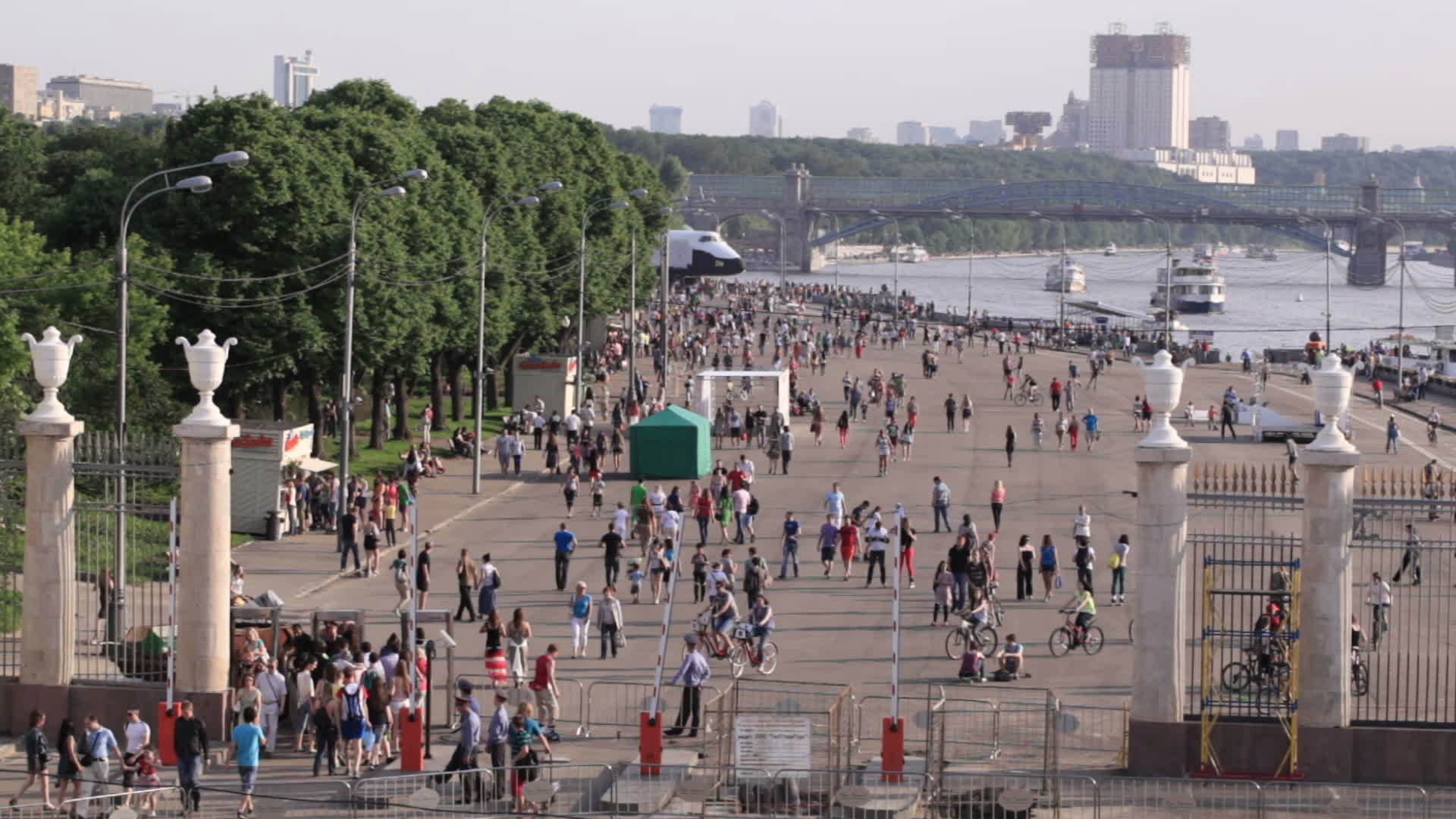 行走在俄罗斯莫斯科公园的人视频的预览图