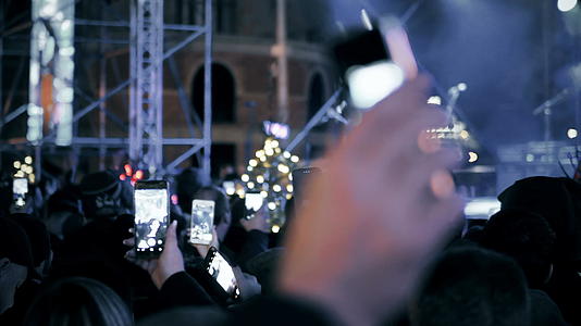 一群人用智能手机观看新年庆祝晚会录制视频和拍照视频的预览图