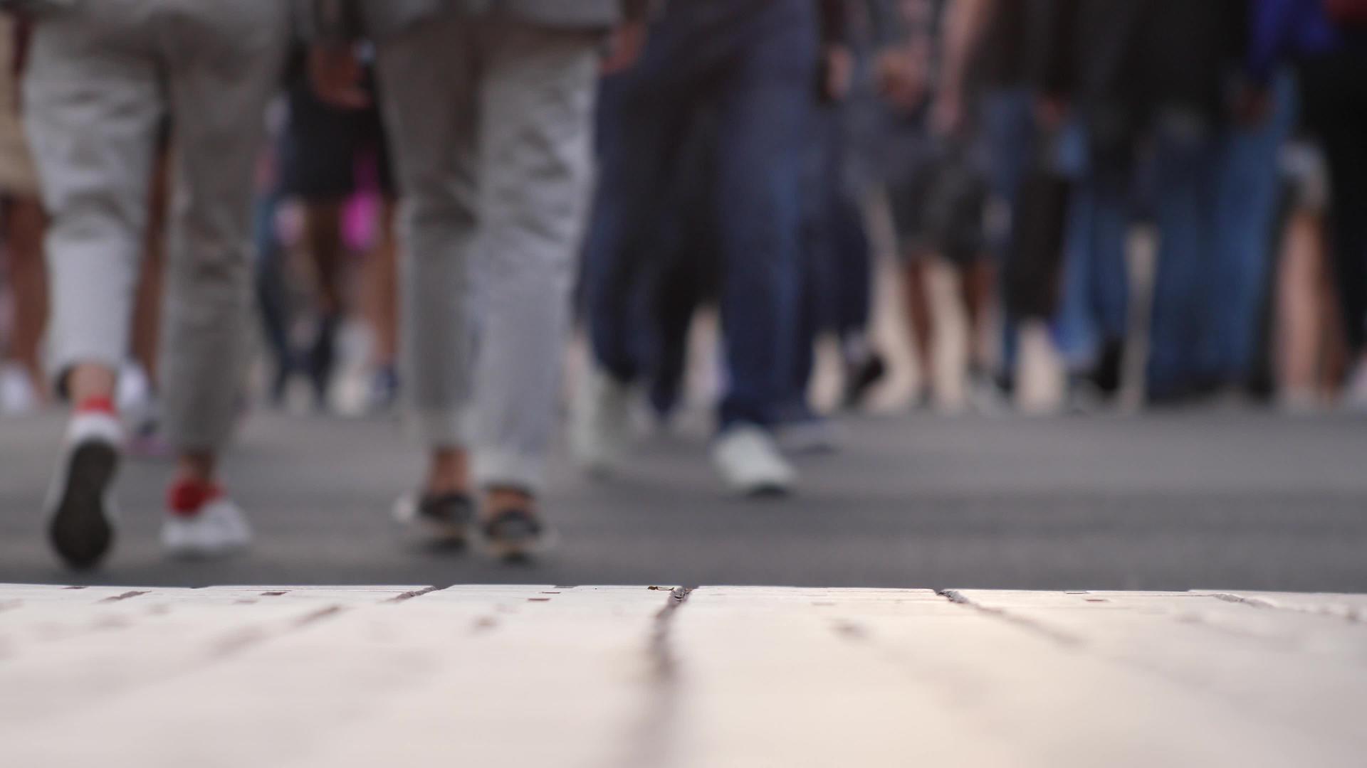 人们的脚在拥挤的街道上行走人们在慢动作生活中的特写视图各种各样的步行者活跃的步行城市生活城市许多腿和鞋旅行者视频的预览图