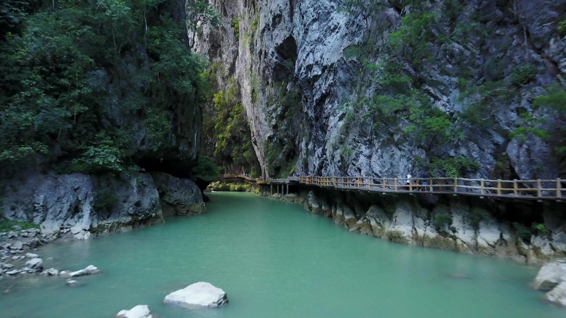 贵州荔波小七孔山洞穿越视频的预览图