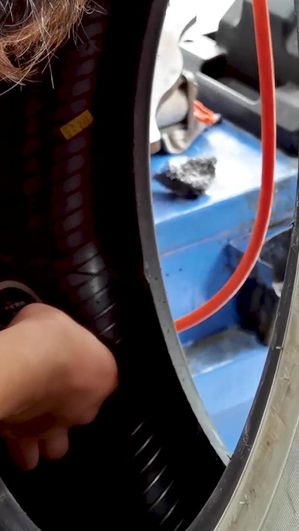 汽车修理贴片补胎工作视频素材视频的预览图