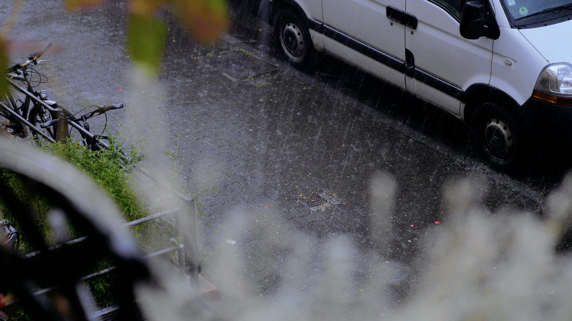人行道上的降雨量视频的预览图