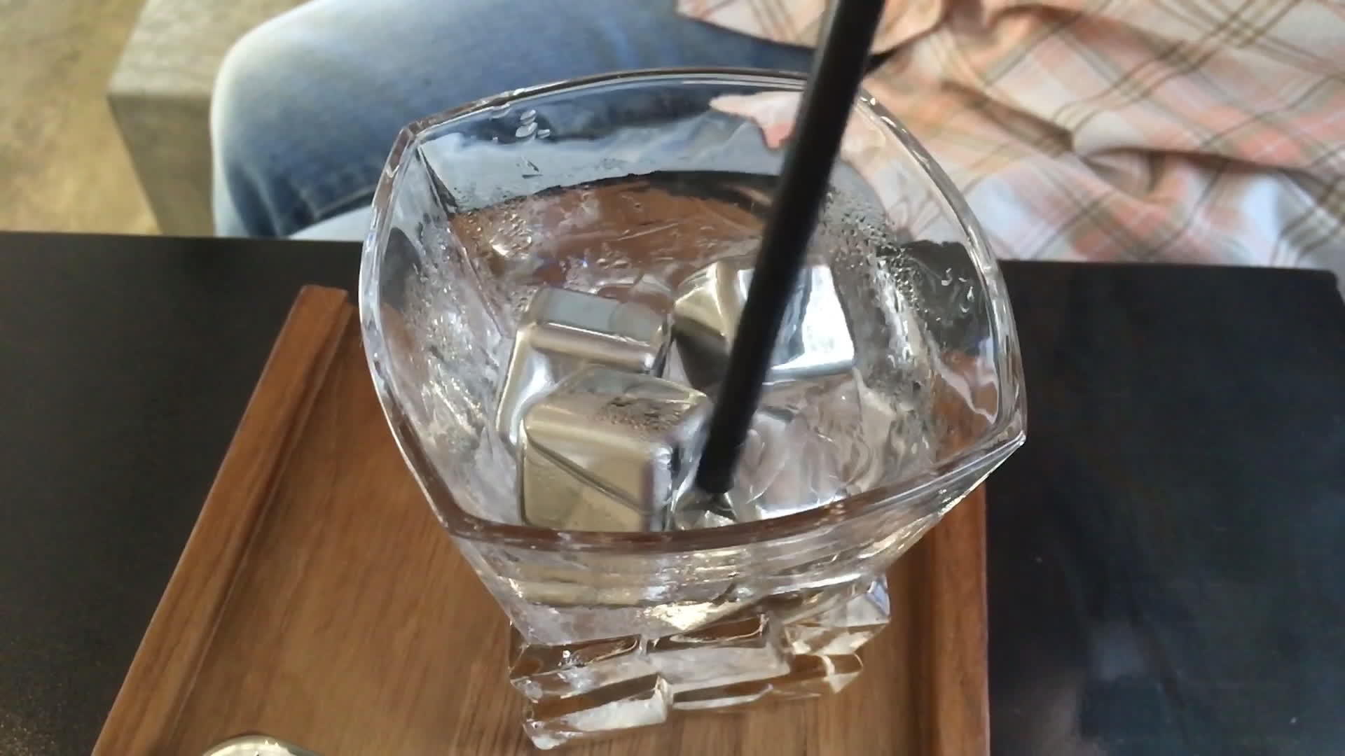 冷水和不锈钢冷冻假冰视频的预览图