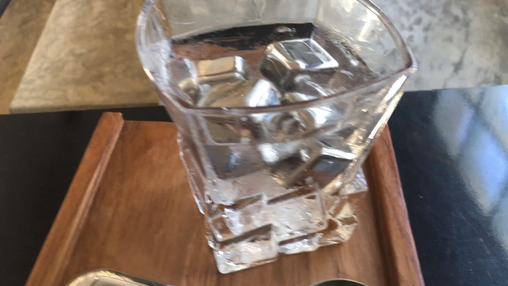 含不锈钢冰的冷水视频的预览图