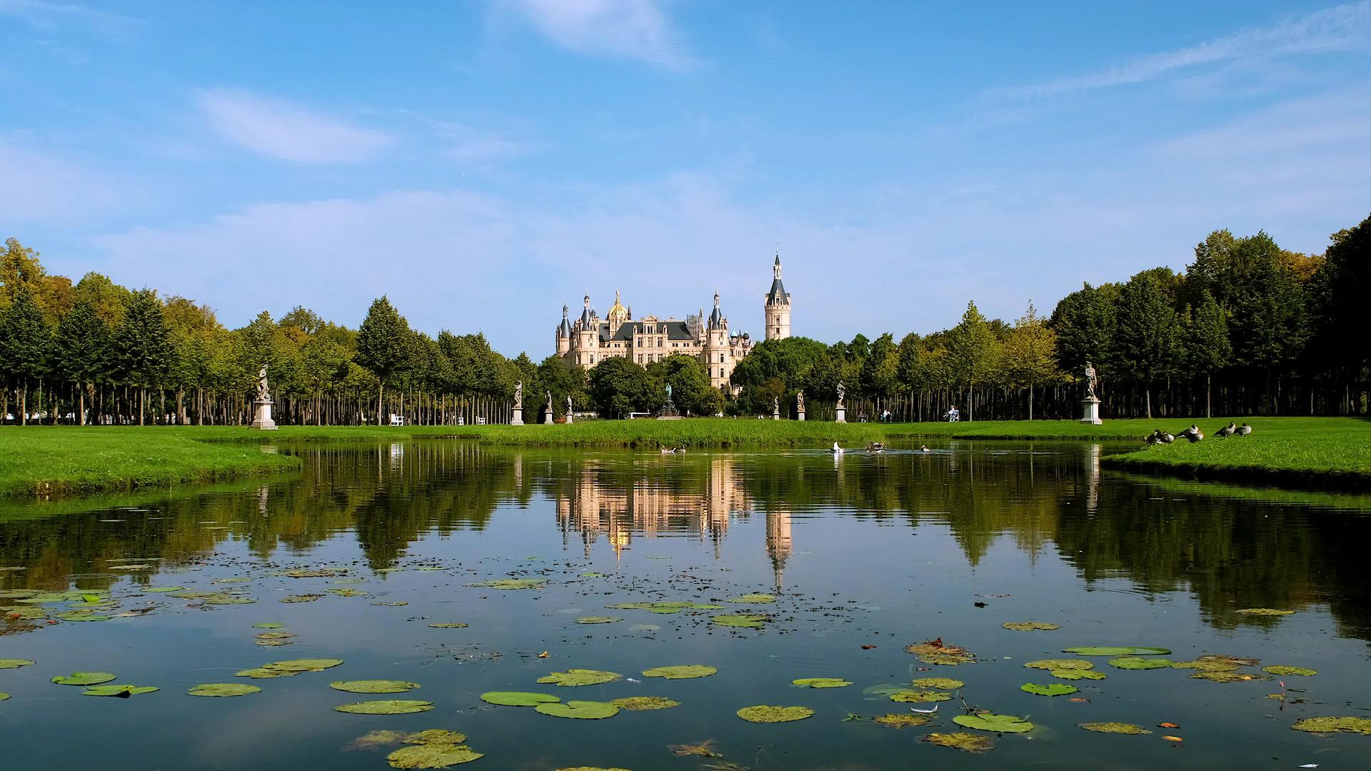 在阳光明媚的夏天美丽的沙韦林城堡视频的预览图