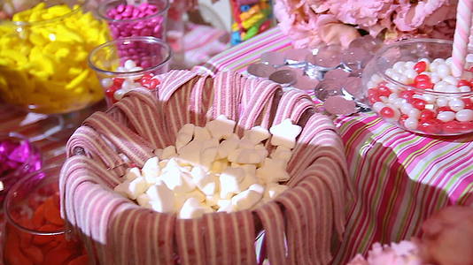 在儿童生日派对上吃甜甜的糖果视频的预览图