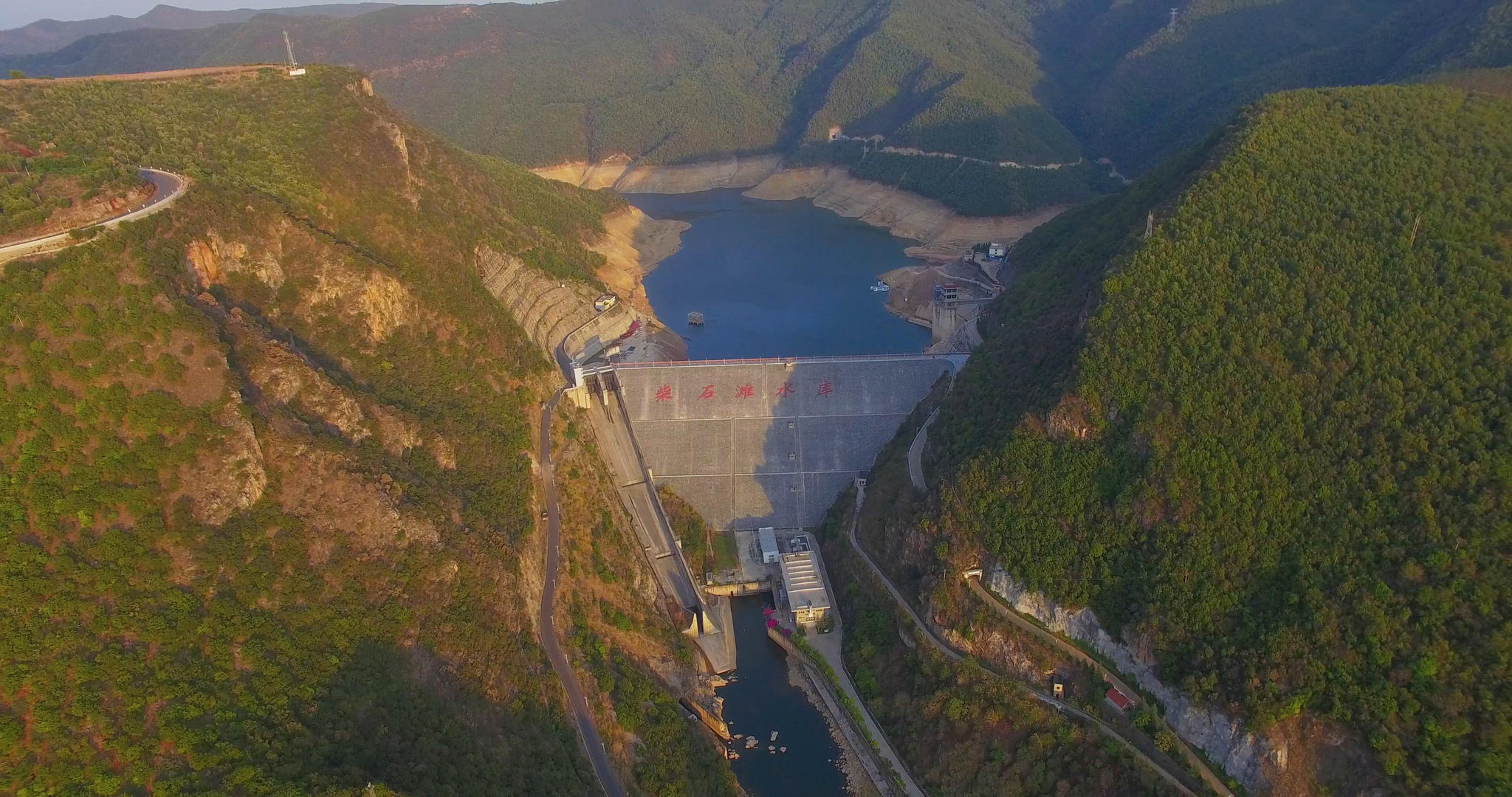 4k高原山地大坝水库发电站航拍视频的预览图