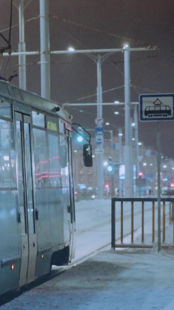 冬季雪景欧洲城市观光小火车视频的预览图