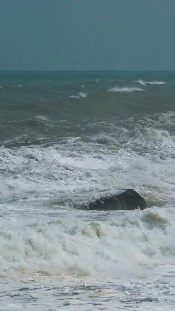 激情澎湃的海边巨浪拍打岩石自然景观视频素材视频的预览图
