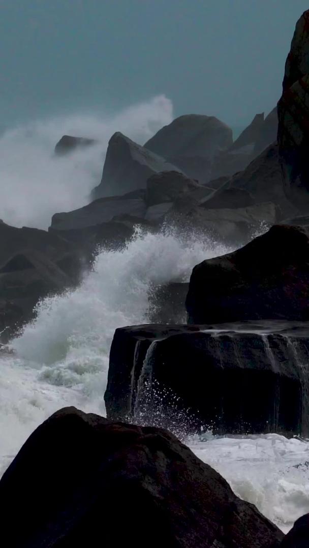 激情澎湃的海边巨浪拍打岩石自然景观视频素材视频的预览图