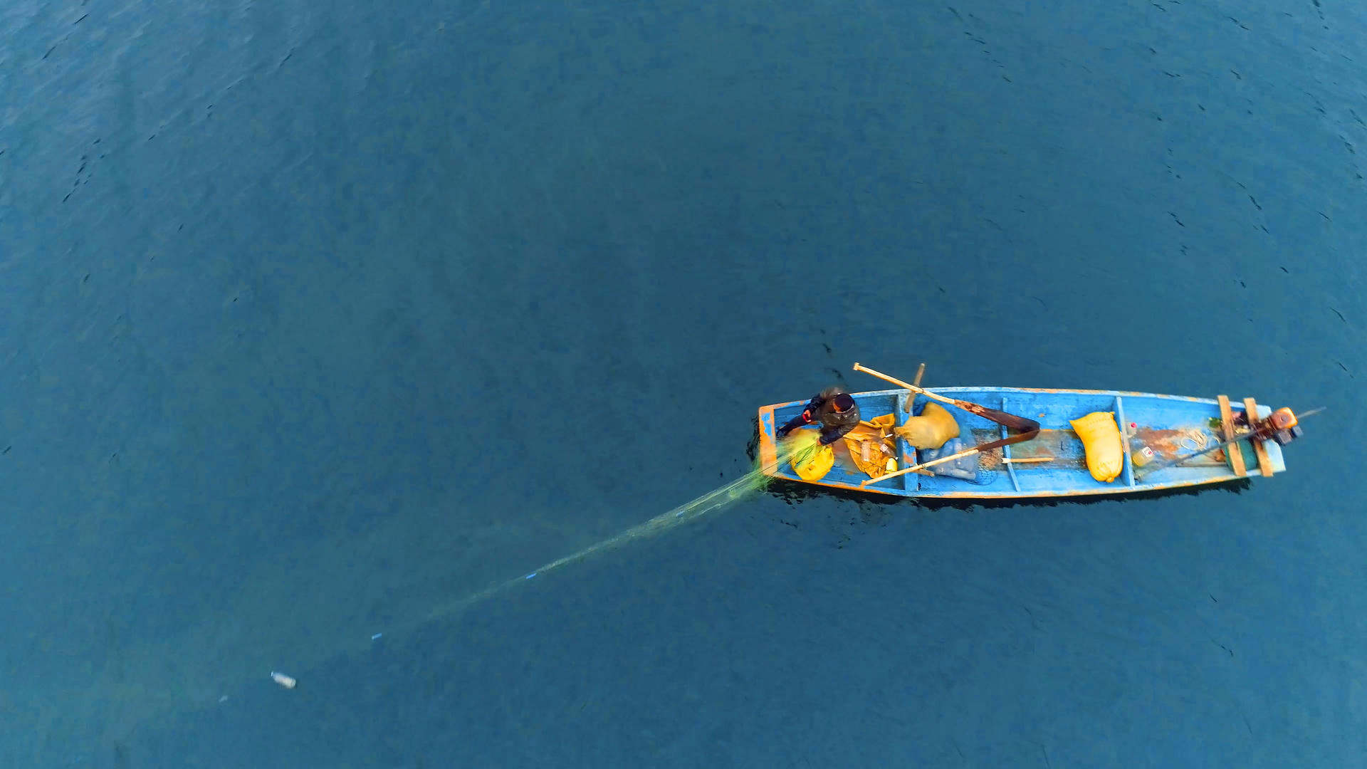 4K航拍江面渔船视频的预览图