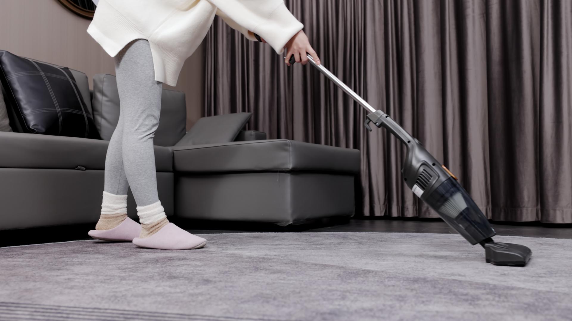 居家女性使用吸尘器清洁地面视频的预览图