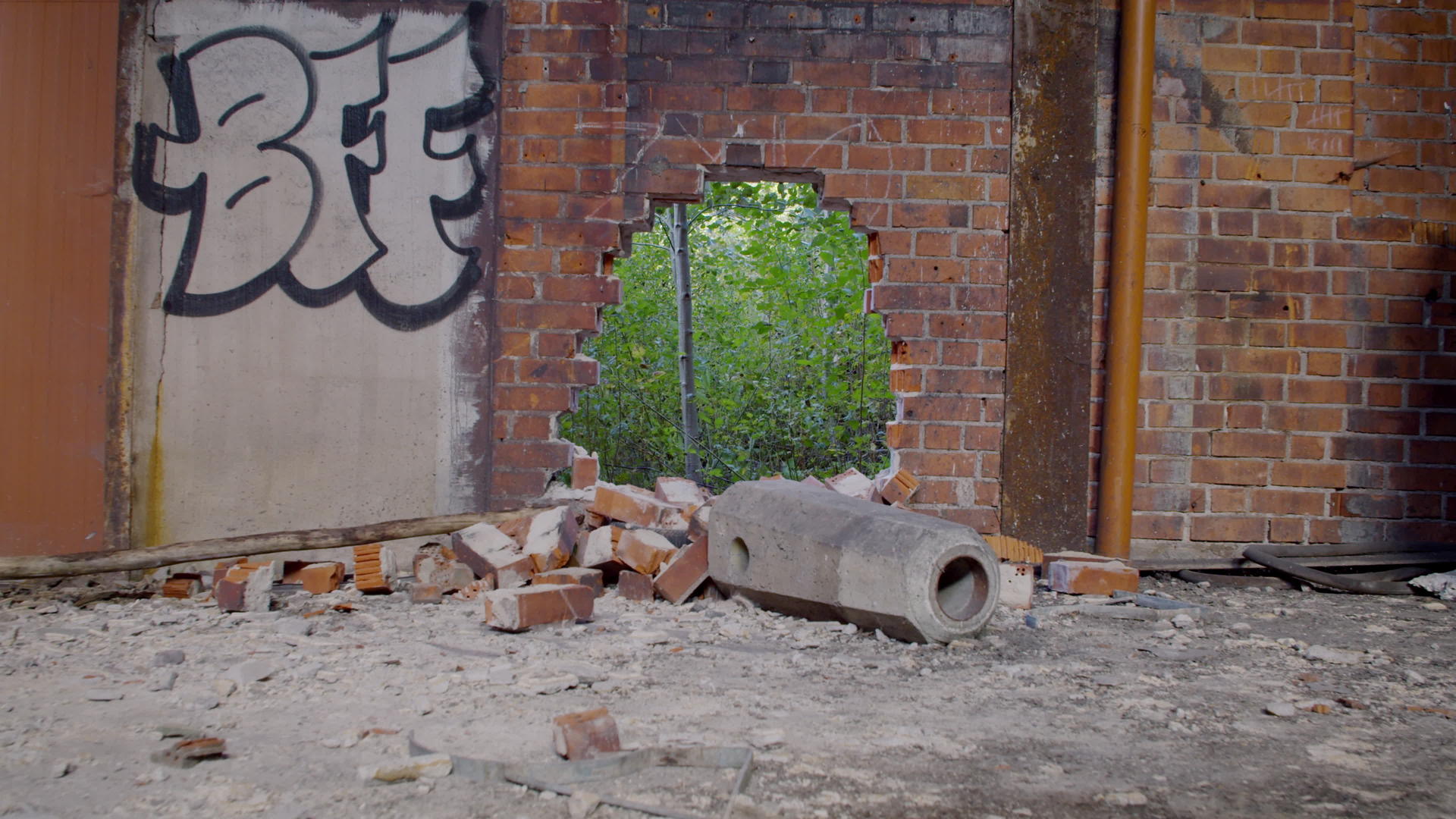 被打破的废弃工厂墙壁视频的预览图