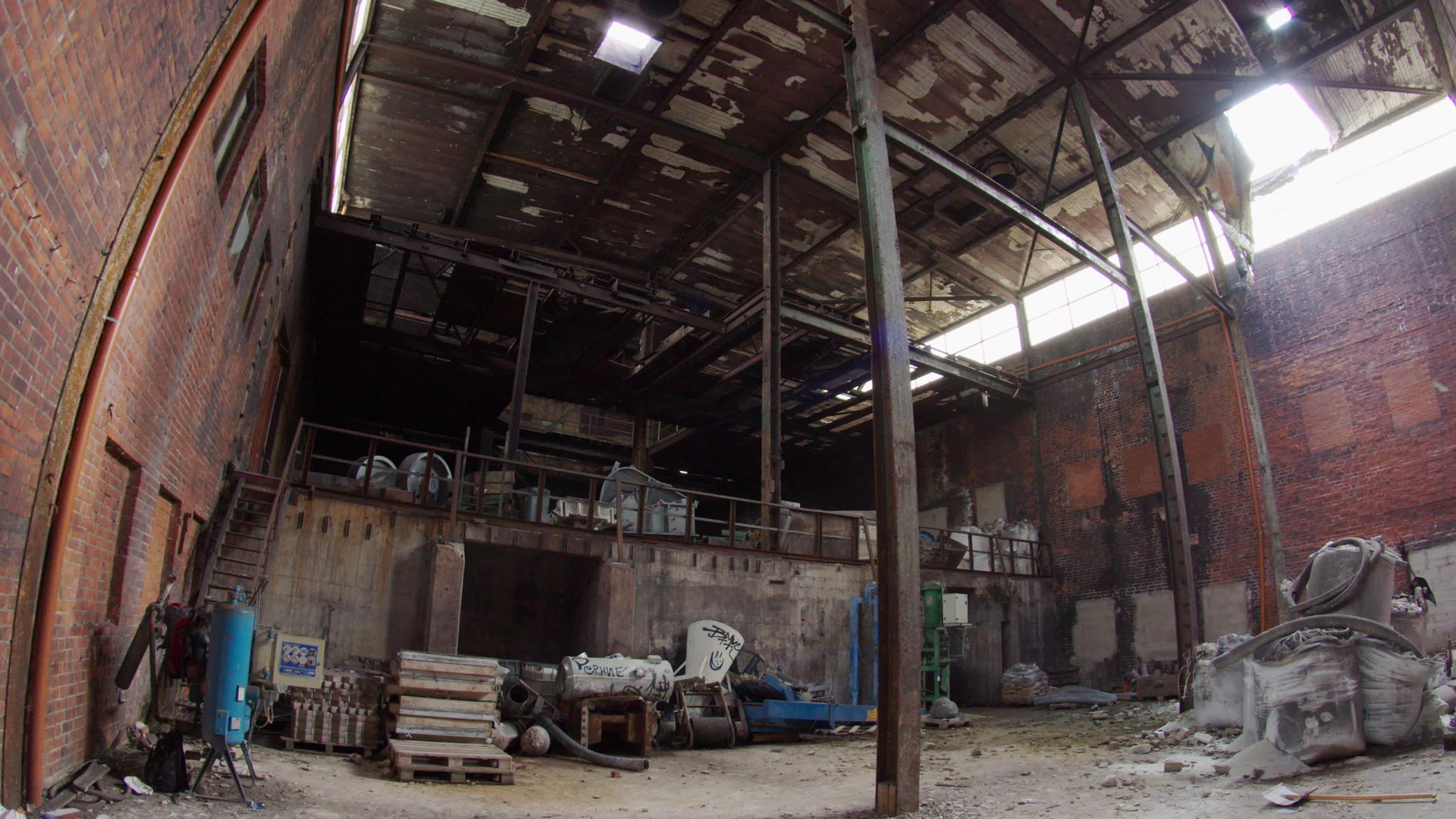大型废弃工厂仓库中的大型废弃工厂视频的预览图
