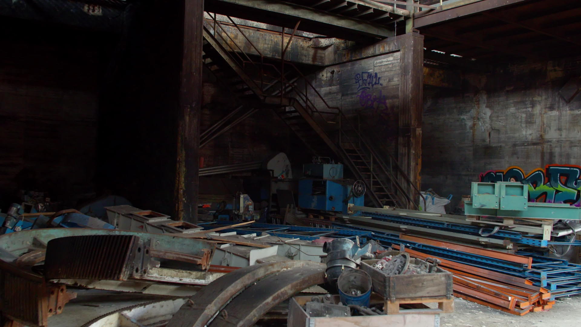 令人毛骨悚然的大型废弃工厂仓库视频的预览图