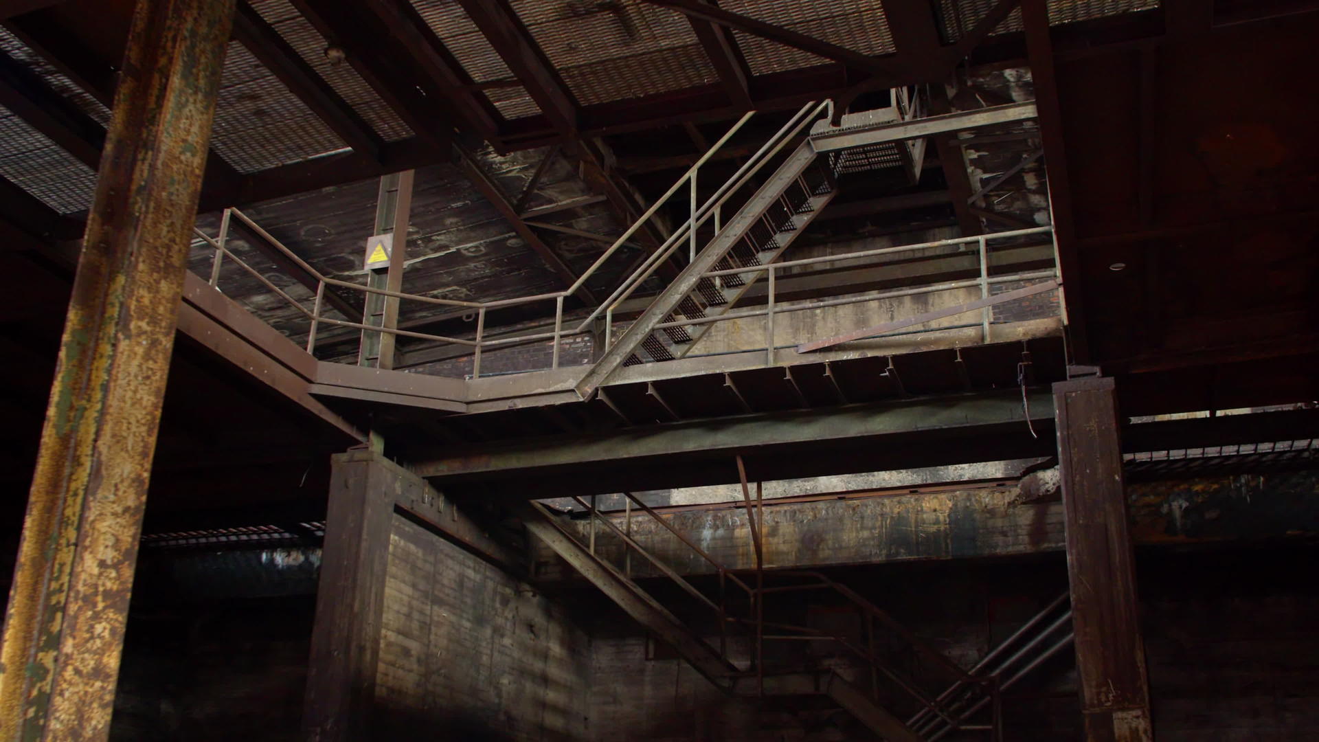 令人毛骨悚然的废弃工业建筑视频的预览图