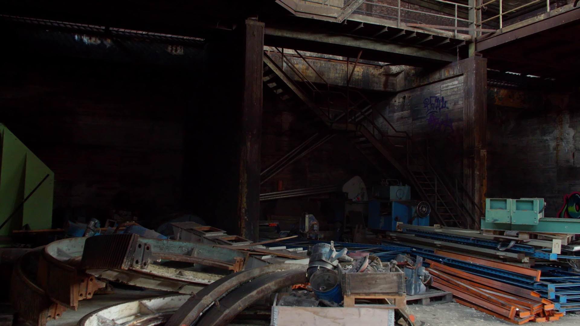 令人毛骨悚然的废弃工厂仓库视频的预览图