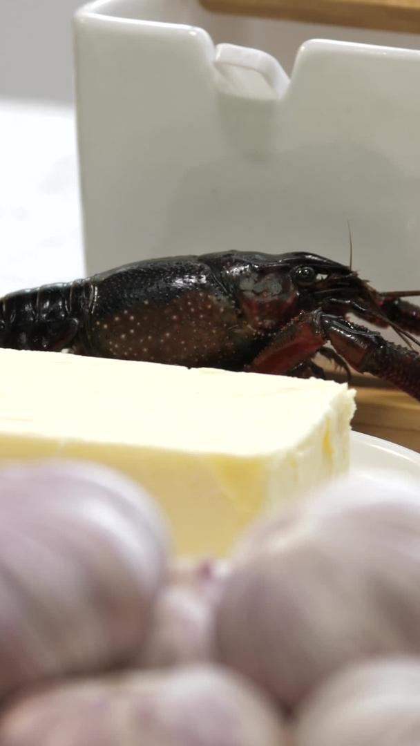 新鲜的小龙虾食材实拍视频的预览图