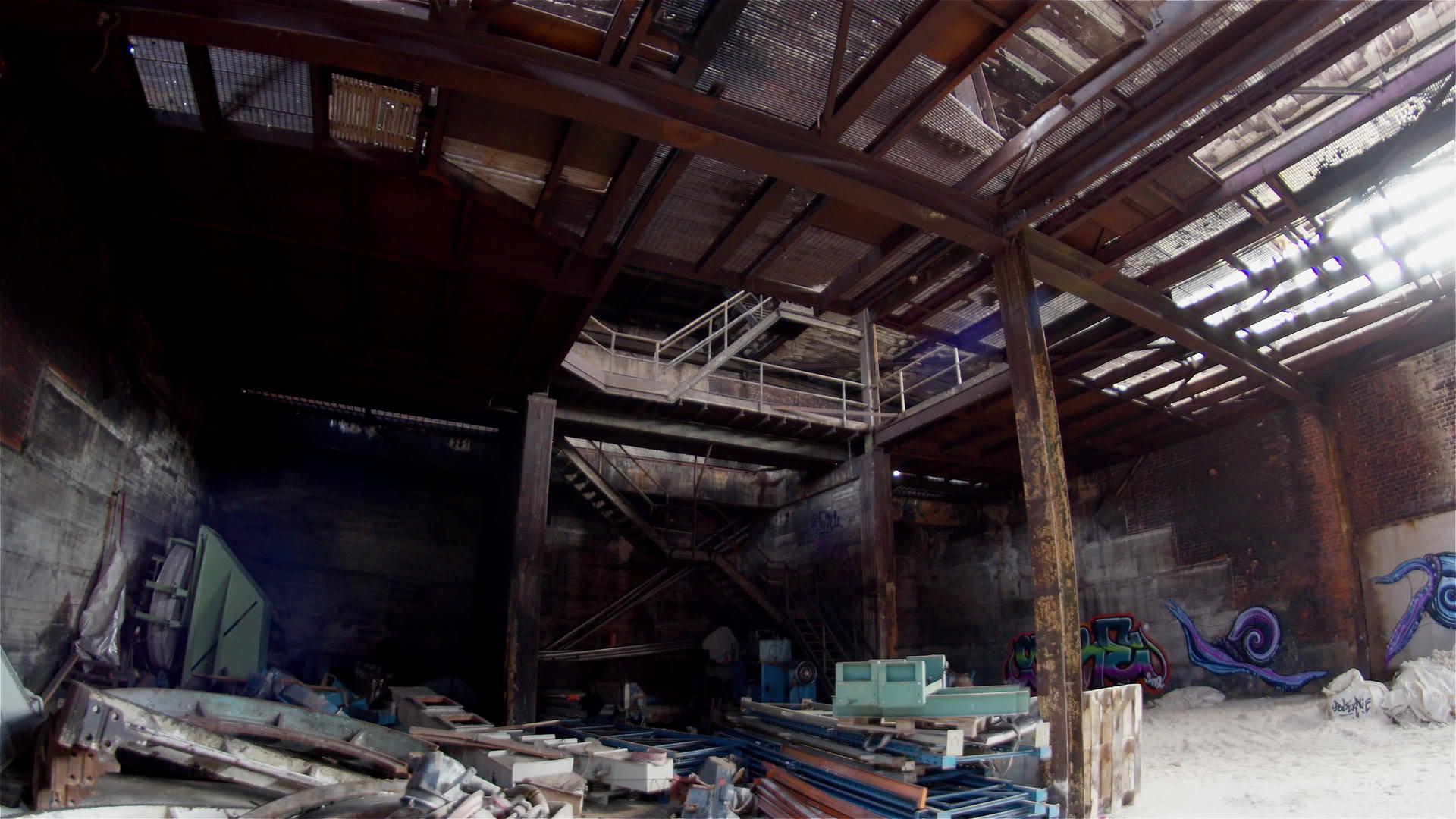 令人毛骨悚然的废弃工业工厂仓库视频的预览图