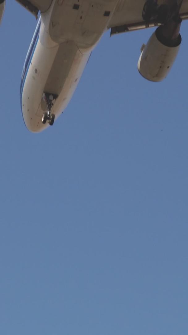 飞机在天空中飞过视频的预览图