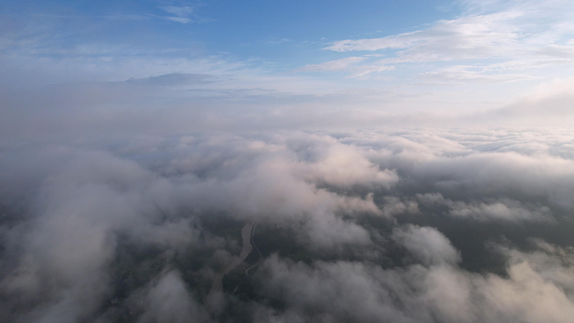 高空航拍穿过云层迷雾的蓝天白云自然天空风光4k素材视频的预览图