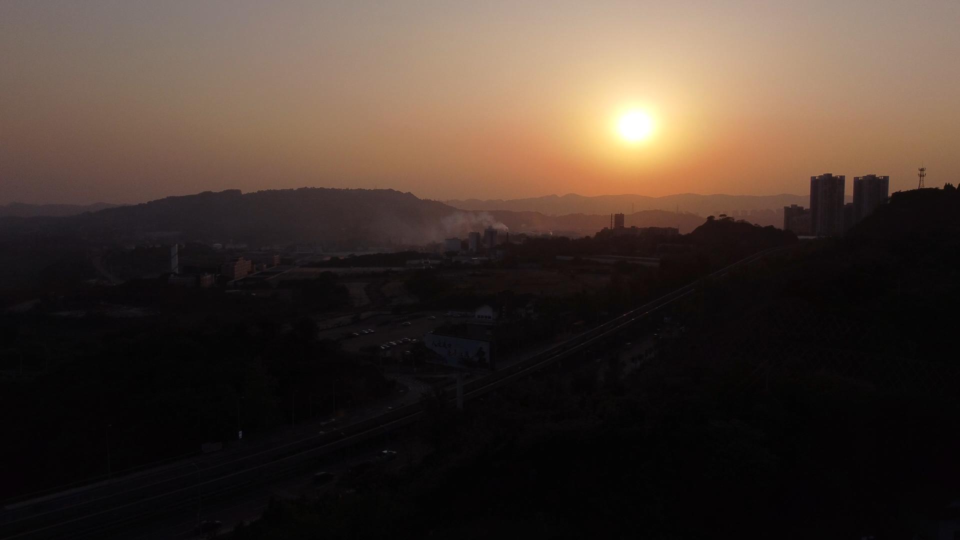实拍工业园区黄昏落日素材视频的预览图