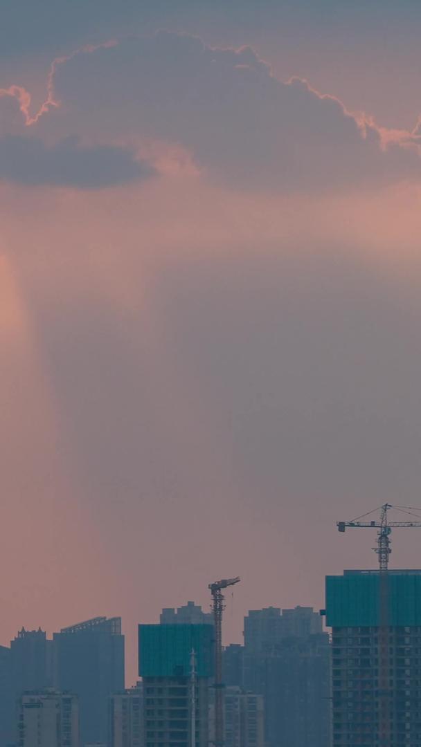 延时摄影城市天空阳光耶稣光自然天气街景素材视频的预览图