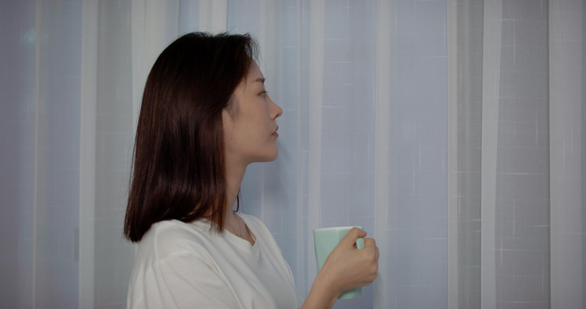 独居女性在家喝水视频的预览图
