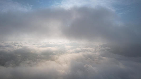 高空航拍穿过云层黎明向着太阳日出的黎明阳光前行4k素材视频的预览图