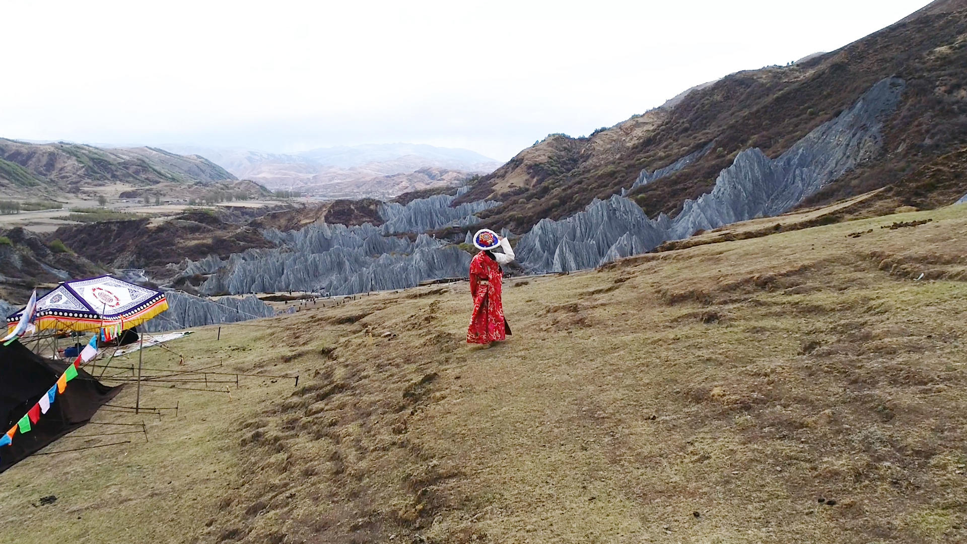 甘孜藏族自治州墨石公园藏族女孩背影航拍4K视频的预览图