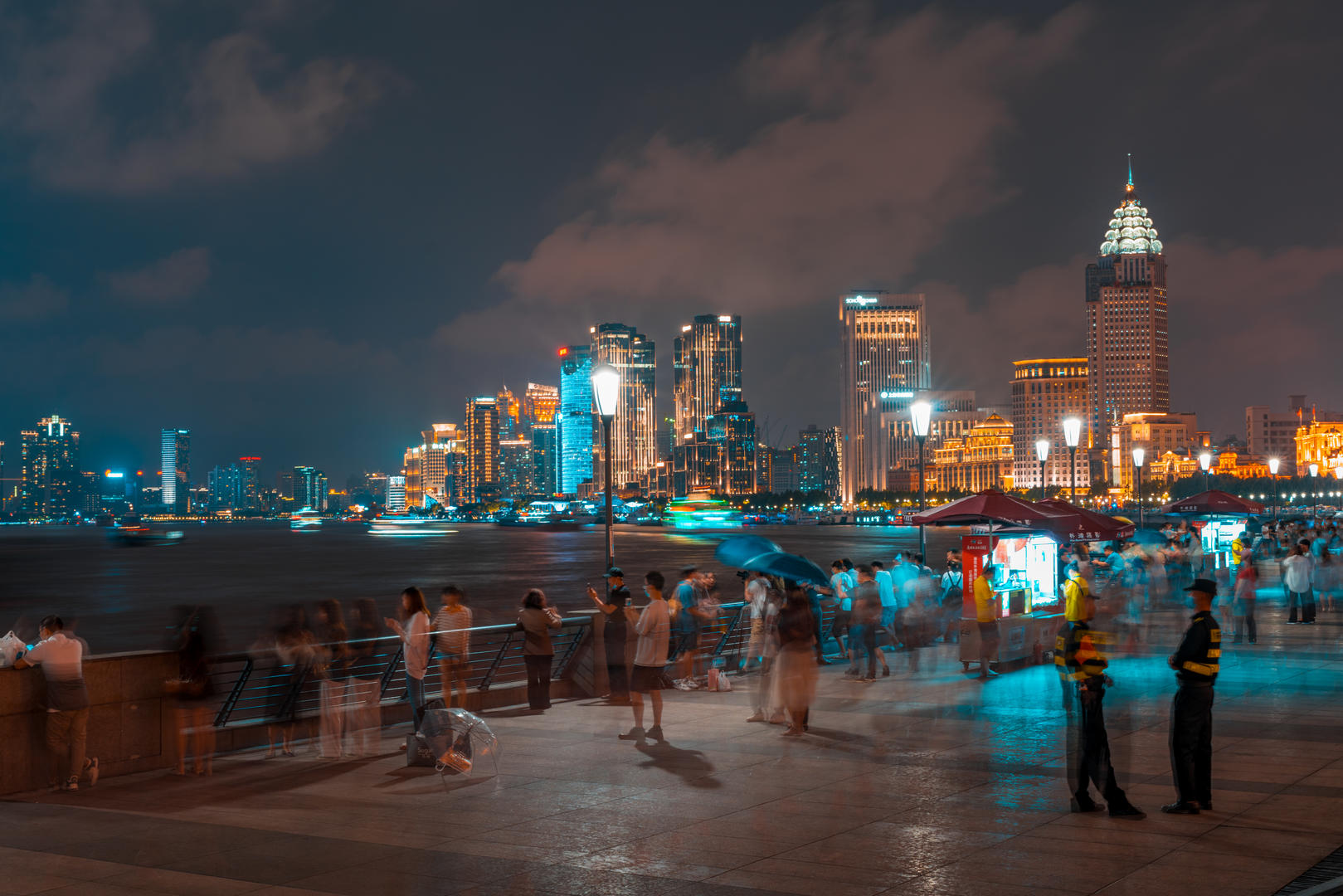 8K上海外滩夜景人流延时视频的预览图