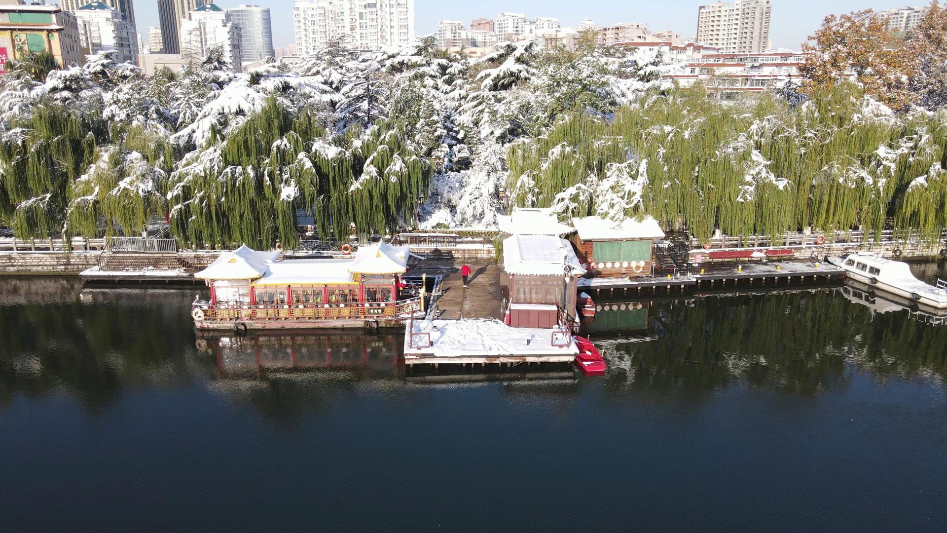 航拍山东济南大明湖畔雪景5A景区视频的预览图