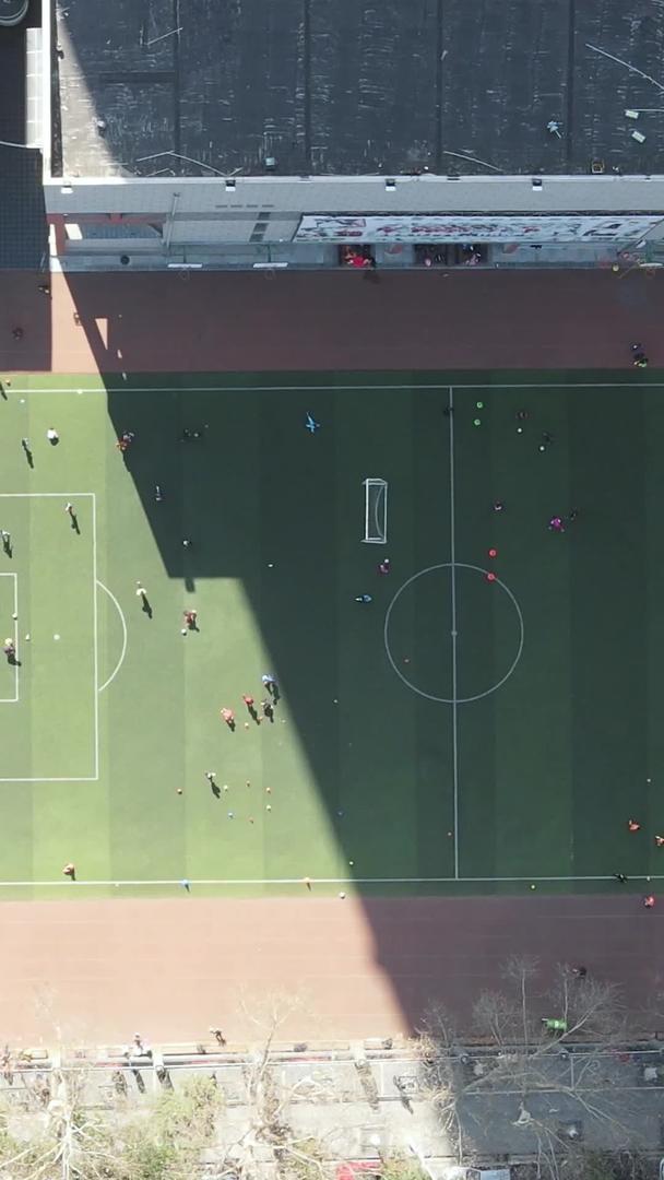 航空摄影校园阳光足球场体育课学生素材视频的预览图