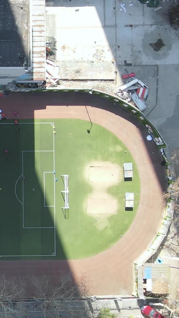 航空摄影校园阳光足球场体育课学生素材视频的预览图