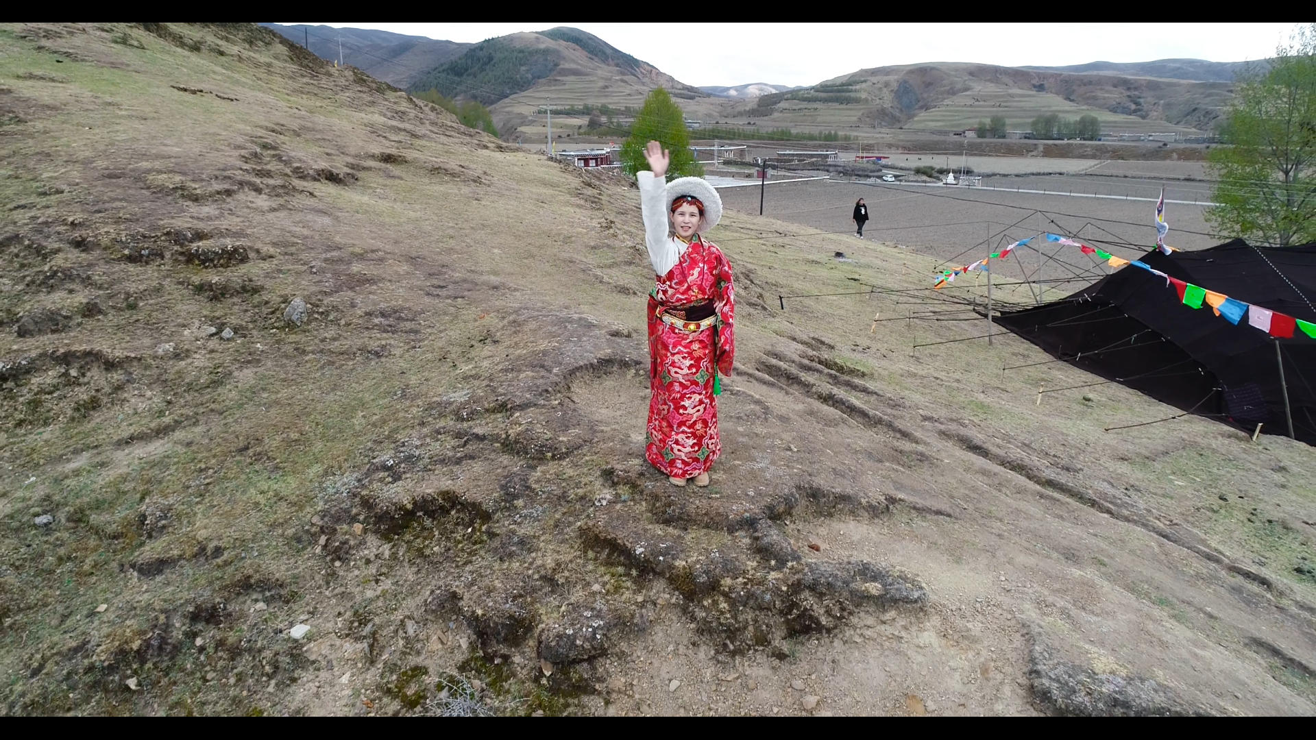 挥手得藏族女孩航拍4K视频的预览图