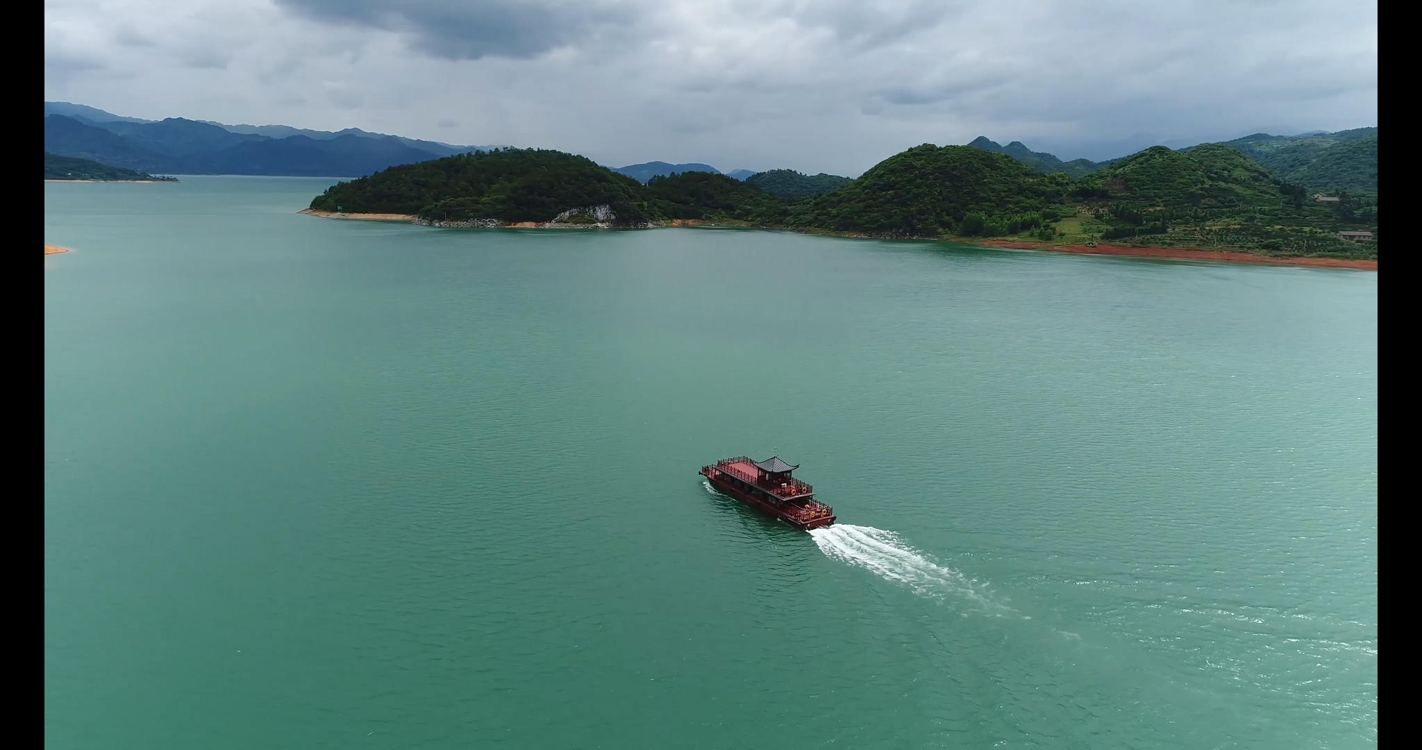 湖面轮渡快艇航拍视频的预览图